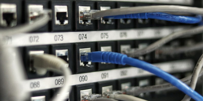 Ethernet cable dan WiFi router untuk gaming